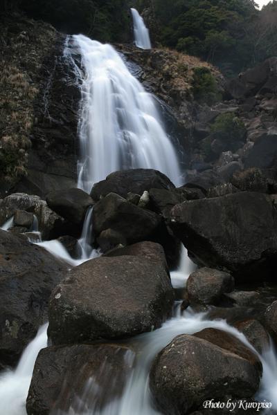 鼻白の滝　新宮熊野の山中、二段の豪快な段瀑　/和歌山県新宮市