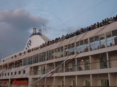 横浜港　観光船SILVER WISPER(28,000トン)　大桟橋から出航。