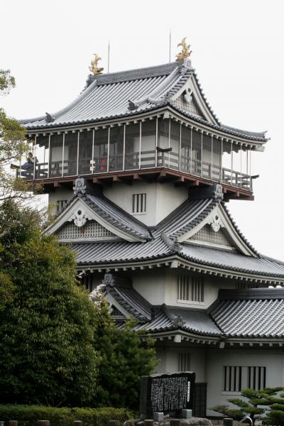 2009春、桜の季節の岩崎城(2/4)：模擬天守、古城の碑、古墳、染井吉野、里桜、岩崎市街