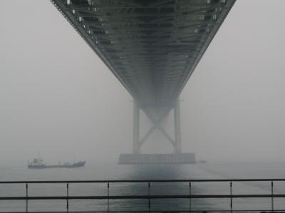 小雨の明石海峡大橋