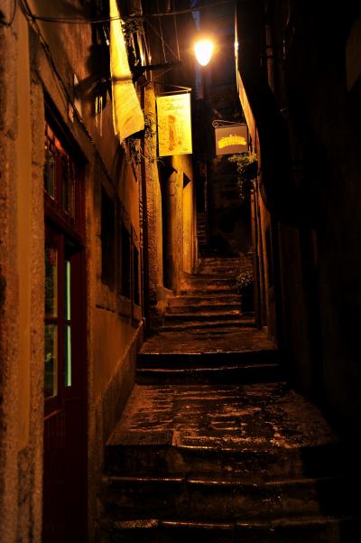 ポルトガル１７　　ポルトの街歩き、夜編：夜のポルトにポルトガル旅行最高の路地歩きがあった！！