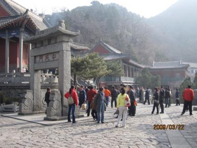 中国悠久３０００年の旅（１６）泰山・中天門の賑わい。