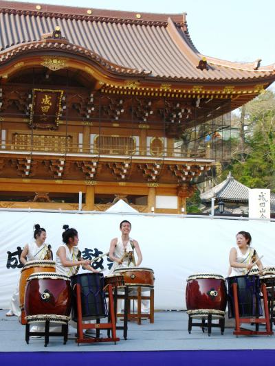 和太鼓グループ*批魅鼓*和-jinの躍動と活力　☆新勝寺山門前での好演　