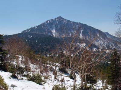 残雪のハイキング　群馬・長野県境の御飯岳へ