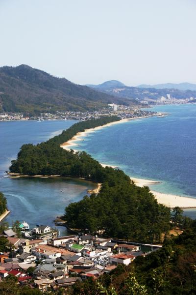 日本三景「天の橋立」と海の上に生きる町「伊根の舟屋」