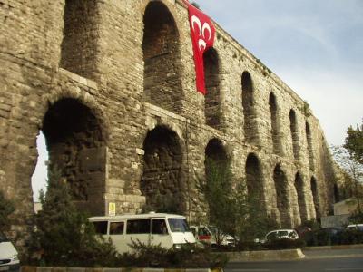 イスタンブール＞エユップ・スルタン・ジャミイ、ヴァレンス水道橋 200210