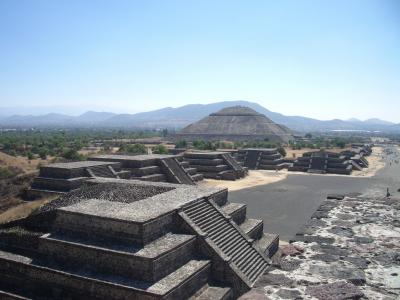 メキシコ・ピラミッドの頂で古代都市に思いを馳せる