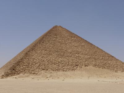 ３日目　メンフィス・サッカラ・ダハシュールのピラミッド群観光　