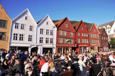 北欧４カ国(14)　明るいベルゲンの夜を散策