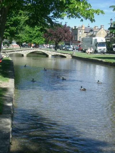Bourton-on-the-Water はCotswolds のオアシス
