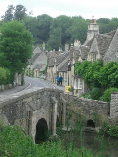 Castle Combe は時計の止まった町。しずかさに胸を打たれる。