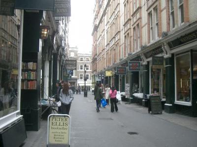 Cecil Court で古書店めぐり