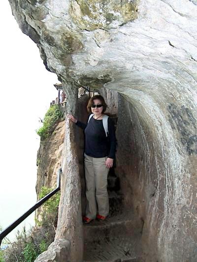 雲南省之旅(2)昆明真池をロープウェイで渡り、西山竜門石窟景区を散策し、大観公園でボート遊びをする。