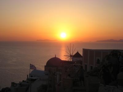エーゲ海へのハネムーン～サントリーニ島の心に残る夕陽を眺めて～