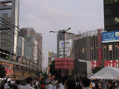 黄昏時の新橋駅付近を歩く