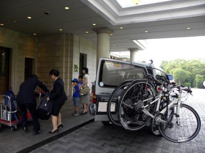 ０１．梅雨の中休みの山中湖旅行　パジェロに自転車４台積み込みます　エクシブ山中湖 ラウンジドルチェ