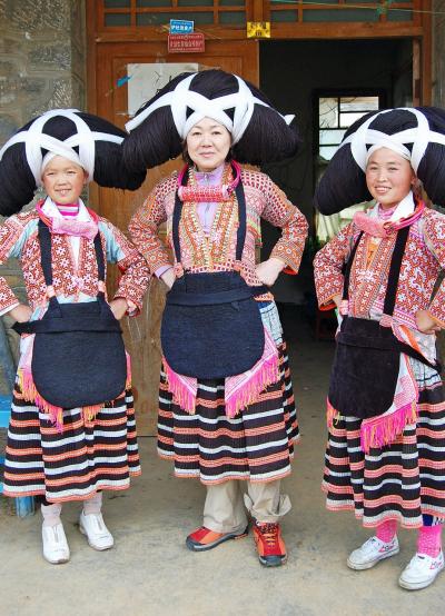 貴州省少数民族之旅(2)少数民族の村巡りは「長角苗族」と「四印苗族」から始まり、妻は民族衣装を着させてもらい大満足。
