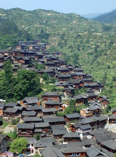 貴州省少数民族之旅(4)西江の千戸苗塞の坂道の集落に大汗をかき、民家で休憩させてもらった後に美しい刺繍を買い求める。