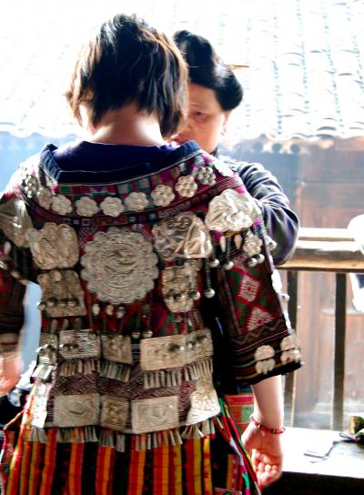 貴州少数民族之旅(5)短裾苗族の住む大唐村で妻と背格好の似たおばさんをみつけ、嫁入りの民族衣装を着せてもらう。