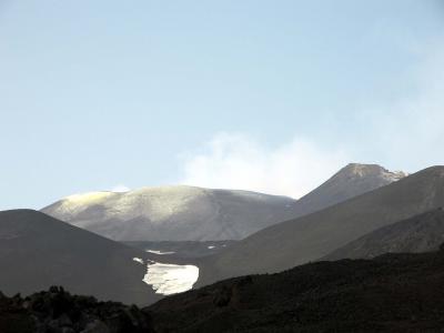 定期航路フェリーでマルタ島(10)ロープウェーでエトナ山に登ったら山頂駅で取り残され、月面探査の車両みたいなバスで麓に戻る。