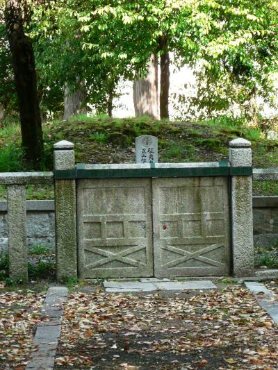 日本の旅　関西を歩く　京都府の山科の坂上田村麻呂の墓と山科疎水公園周辺