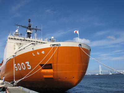 横浜：①「海フェスタよこはま」で、砕氷艦「しらせ」を見学