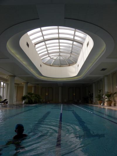 １０．梅雨の中休みの山中湖旅行　エクシブ山中湖　スパ＆プール テルメ・サハラの温水プール　ラウンジドルチェ