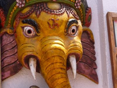 世界最貧国の一つネパール　楽しい人々とゾウと仏像