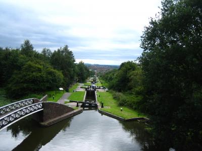 運河沿いの遊歩道を歩いて、パブまで散歩