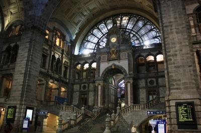 ルクセンブルクからベルギーへ(15) 鉄道の大聖堂 アントワープ中央駅 と 乗り物たち ～2008年 年越し～