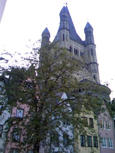 コロンの音楽とホテルそばのマルティン教会の鐘の音で癒される