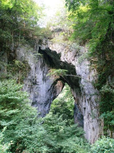 カルスト台地が陥没して出来た天然橋・羅生門