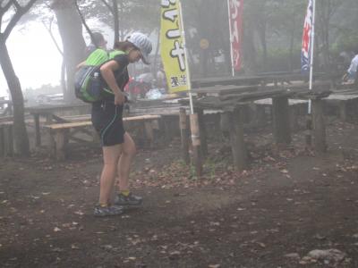 霧雨なのに賑わっている小仏城山
