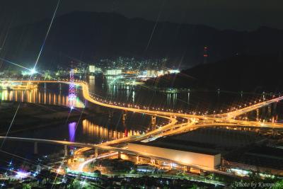 『夜景１００選』　広島大橋と海田大橋の造り出す美しい十文字。。。黄金山（おうごんざん）から見る夜景。　/広島県広島市南区