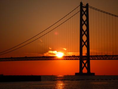 夕陽に映える明石海峡大橋