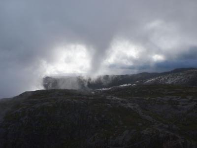 憧れのリーセフィヨルド(Lysefjord) 3  -  雨のシェラーグ Kjeragbolten               Norway