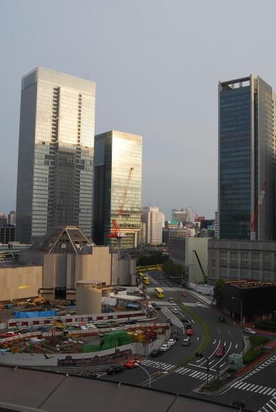 新丸の内ビル７階テラスから見られる東京駅周辺の風景