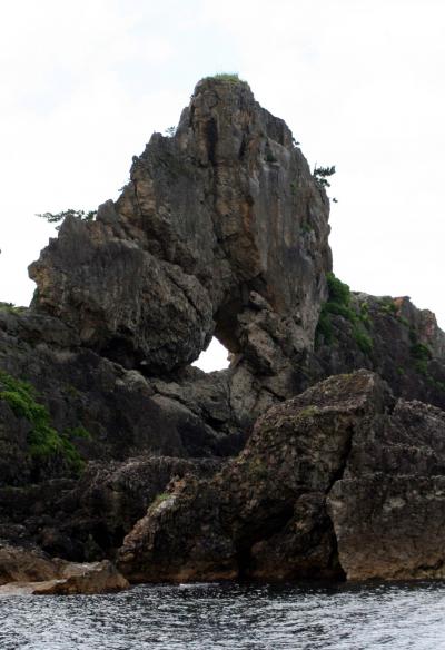 ひとり旅 ［600］ 板状の大きな奇岩にポッカリ穴が開いています＜曽々木海岸「窓岩」＞石川県輪島市