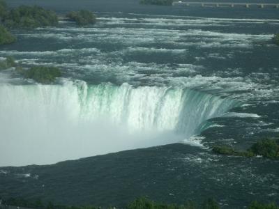 Marriott Niagara Falls Fallsview の部屋から滝を見下ろす