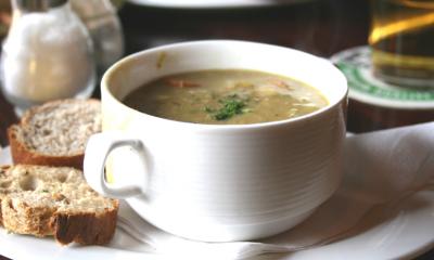 歴史と紫煙が降り積もるブラウンカフェで、スープを味わう。