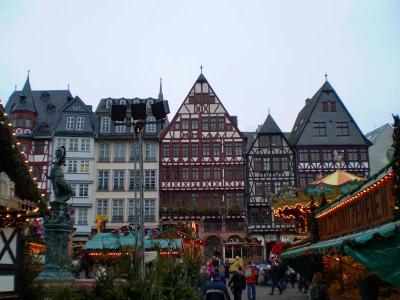 ドイツクリスマス市を巡る旅　　フランクフルト　レーマー広場周辺と教会