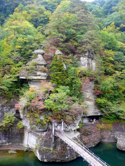 13搭のへつり(川に迫った険しい断崖）