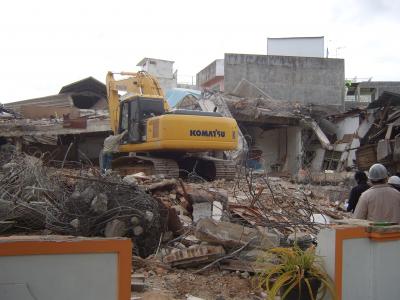 パダン（スマトラ地震の中心被災地）に突入しますた！