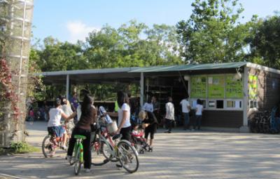 休日は公園でサイクリングを楽しむ