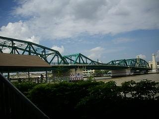 18日曜路線バス４０番プット橋を歩き日本人納骨堂へ