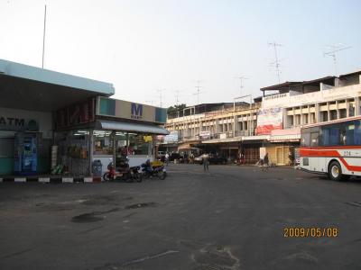 遥かなるメコン（８１）スリンのバスターミナル。