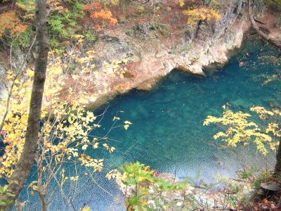 抱返り渓谷の紅葉と錦秋湖ＳＡの錦秋