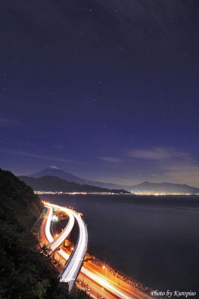 薩&#22517;峠（サッタ峠）。「月下富士、日本の大動脈の光跡と北斗七星」　/　静岡県由比