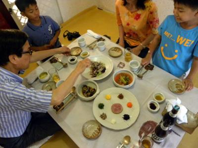 ３６．韓国南部の遊園地と世界遺産を巡る旅　ウボム食堂の夕食　４００年前に建てられたか韓屋で化学調味料を一切使わない韓定食を頂きました