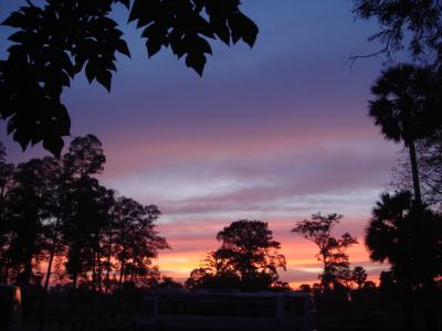 どうりでこんなに美しい夕焼けを毎日ながめられるカンボジア人の眼は美しくなるはずだ(ｱﾝｺｰﾙ･ﾜｯﾄ)